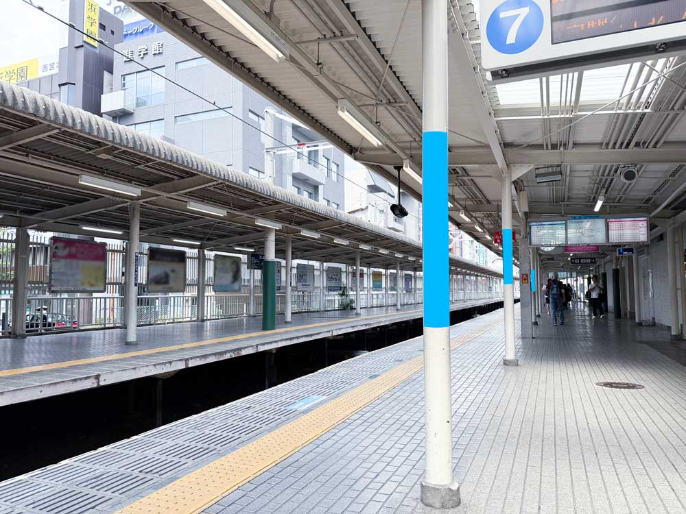 西宮北口7号線降車ホーム半円柱広告